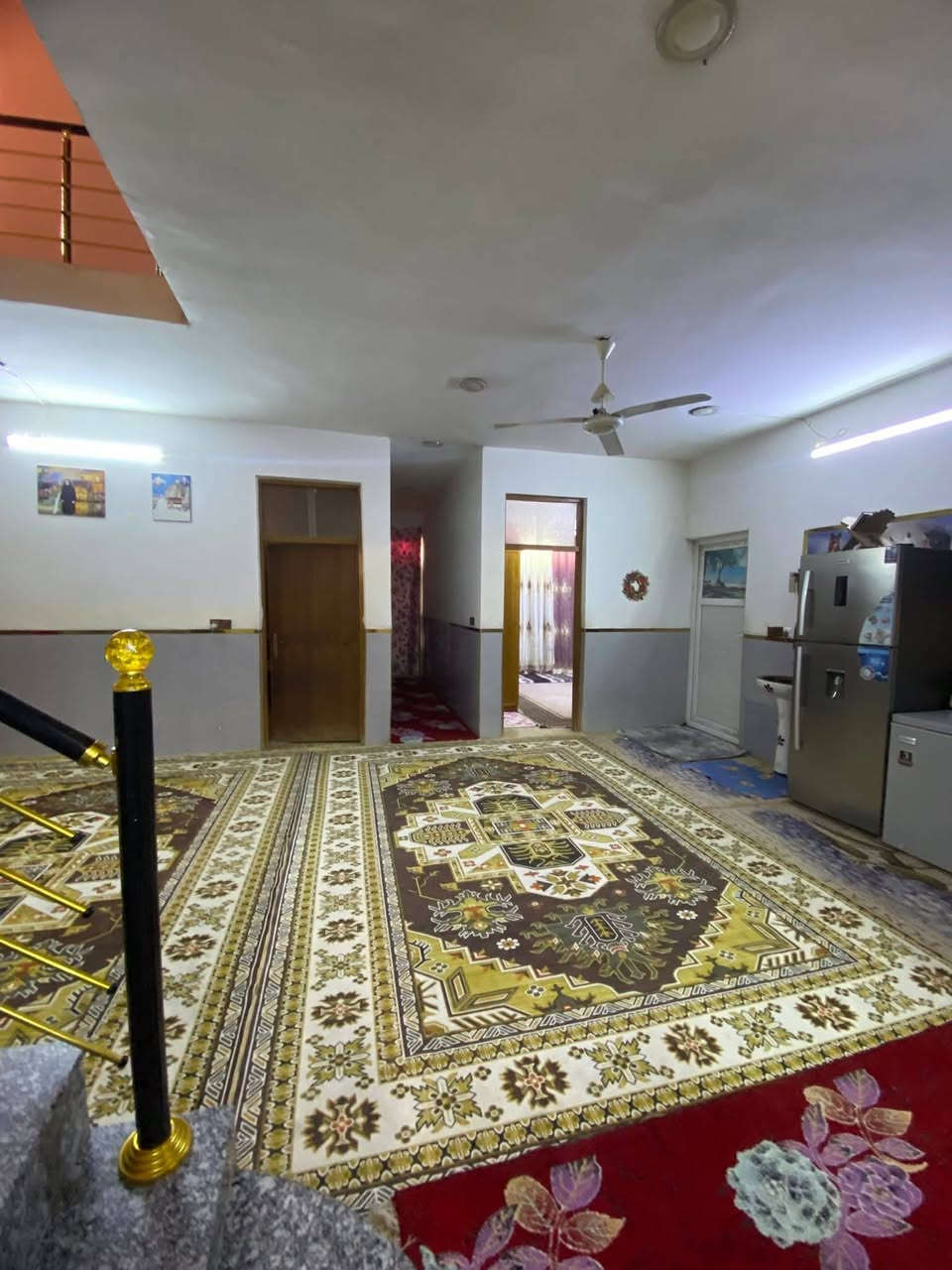 سلام عليكم
دار للبيع المساحة 240 متر ( نوع العقار عقد زراعي )

يحتوي على

كراج كبير مع حديقه 

استقبال ومطبخ 

و3 غرف نوم مع صحيات متكاملة

الموقع بغداد الانتصار طريق الشعب الحسينية مقابيل مستشفى حماد شهاب 

ملعومات اكثر ***********
