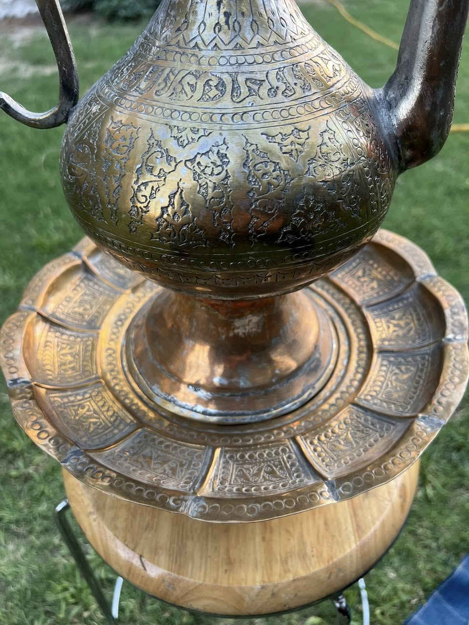 ابريق ولكن نحاس منقوش
القياس الارتفاع 55 سم 
            الابريق 43 سم
            اللكن 12 سم
السعر ٢٥٠ الف 
واتساب ***********
