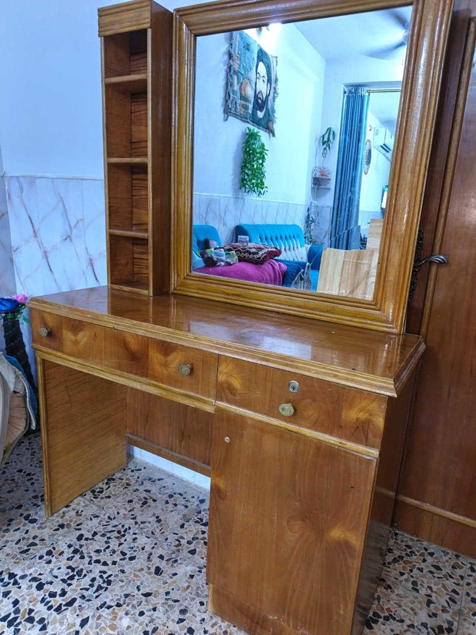 سلام عليكم ميز للبيع تسكام جديد.  بس المرايه بيها كسر شويه..السعر 75 وبي مجال *********** مكاني حي السلام
