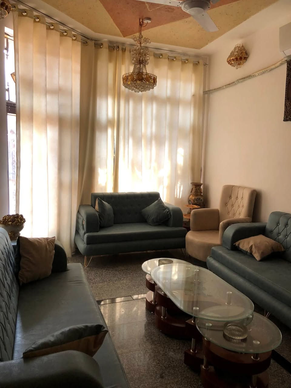 السلام عليكم دار في منطقة الامين الثانية سكينة الطابو المساحة الكلية ١١٠ متر واجهة ٧ ونص نزال ١٥ متر 
الطابق الارضي يحتوي على مطبخ واستقبال وصالة كبيرة ومجمع صحيات ومطبخ حار 
الطابق الاول غرفتين نوم وصالة ومجمع صحيات 
الطابق الثاني غرفتين نوم ومخزن ومجمع صحيات 
بناء سنة ٢٠٢٠. ارتفاعه على الشارع ٨٠ سنتيم 
البيت في حالة جيدة جداً 
 للتواصل / ***********
