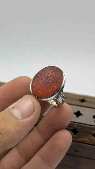 اللهم صل على محمد وال محمد وعجل فرجهم 
خاتم عقيق يماني مشمشي طبيعي 

خط حرز السيد علي القاضي كامل 
صياغه يدويه طلاء روديوم 
مقاس الخاتم 22

السعر خاص او واتساب لطفاً 🍀
***********
توصيل كل محافضات العراق
