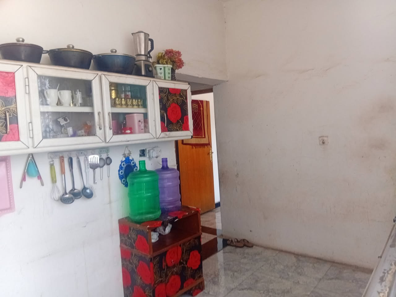 السلام عليكم بيت للبيع وره البانزيخانه حي الشهداء بناء حديث ركن م ١١٦ زراعي خدمات كامله الرباط صب ولسكف صب الاستفسار اكثر ***********
