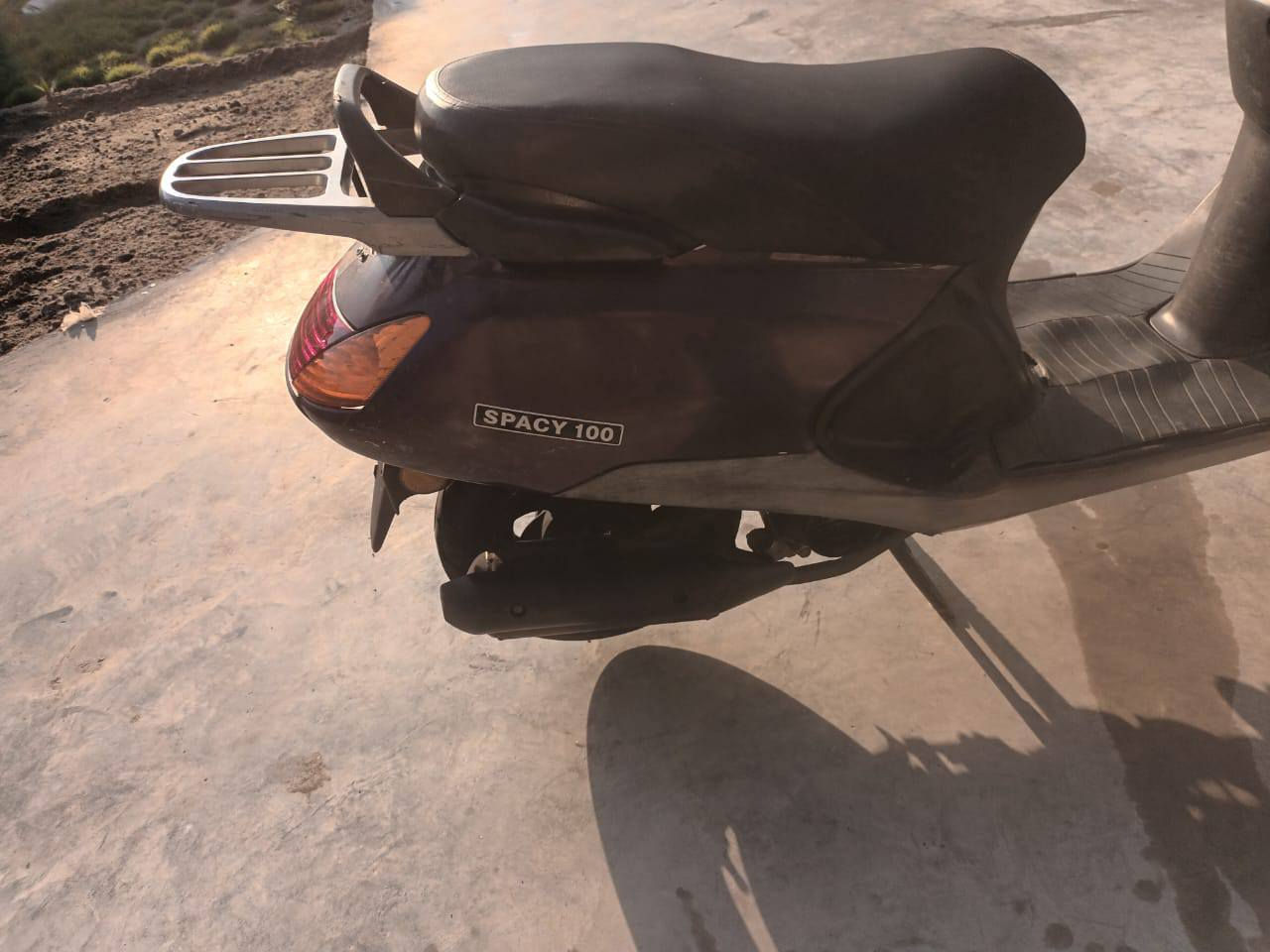 سلام عليكم دراجه سبيسي للبيع نضيفة مكينه ناعمه نقص فقط هندر كلشي شغال السعر 350 بيها مجال قليل العنوان سبع قصور رقم ***********
