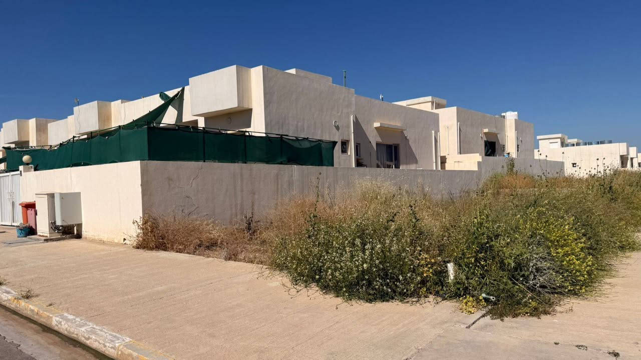 بيت للييع في مجمع عين العراق البرج العاجي  ٢٠٠ متر غرفتين نوم وصالة وهول داخلي مع حديقة خارجية ١٣٨ متر . السعر كاش ١٥٠ مليون واذا اقساط مقدمة ٦٠ مليون وبيه مجال بسيط وكل شهر ٤٣٨ الف .للمعلومات التواصل واتس اب ***********
