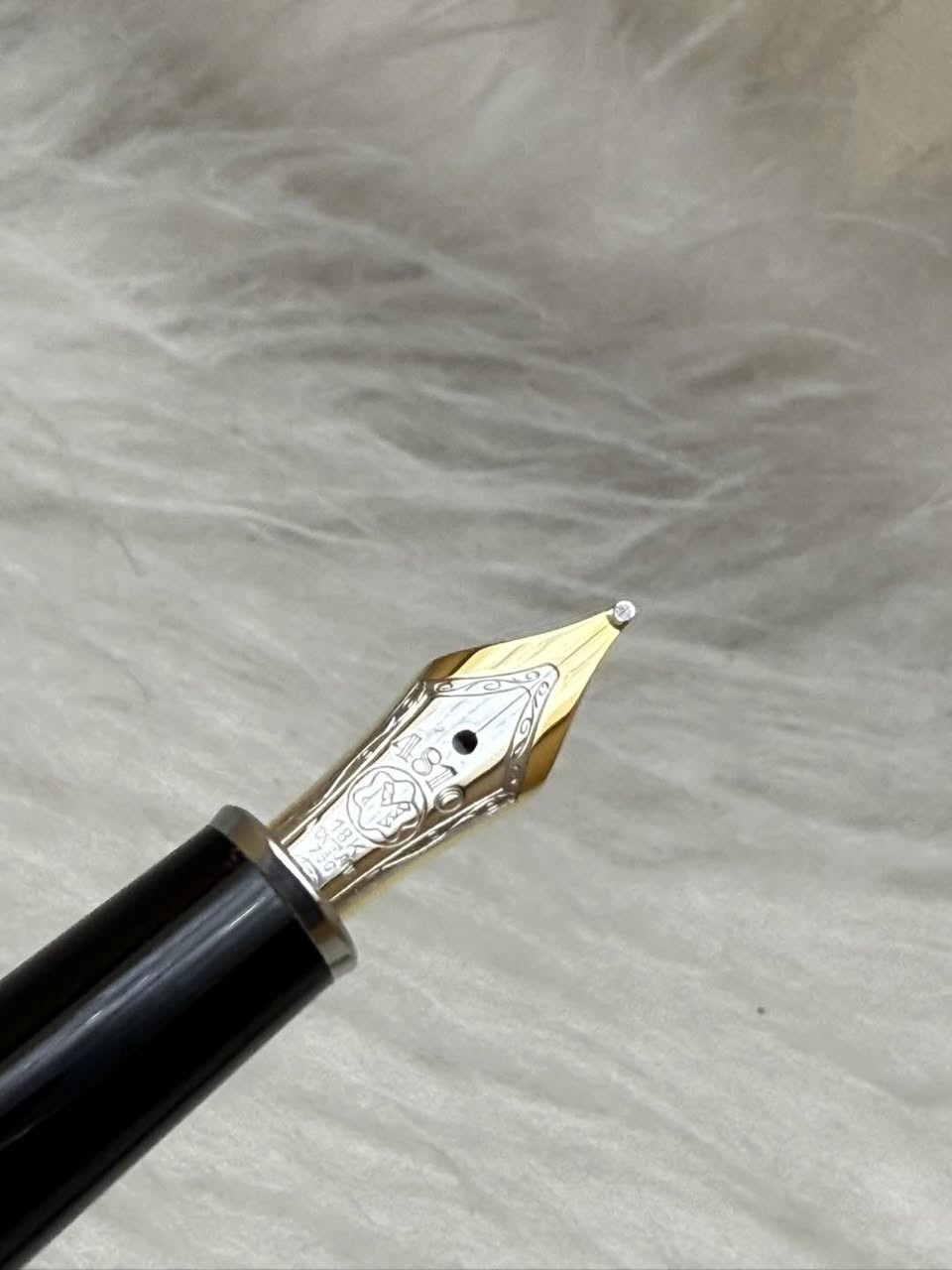 MONTBLANC (MEISTERSTUCK)
قلم مونت بلانك 
حبر 
الماني المنشأ اصلي 
ريشة (سلاية) ذهب عيار 18k
البدن والغطاء مصنوع من الكروم اللامع
حجم الخط M
جديد غير مستخدم 
مع العلبة الاصلية و الكرنتي
للاستفسار المراسله على الخاص او الاتصال بالرقم  *********** 
يوجد خدمة توصيل داخل بغداد و محافظات⁩
