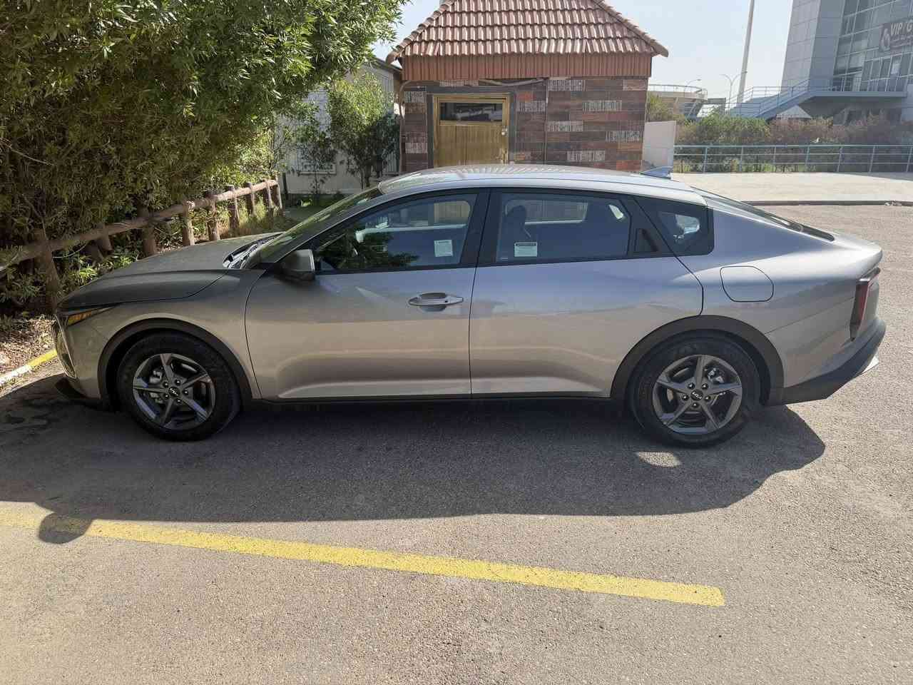 السلام عليكم كي 4 موديل 2025 ماشيا 2000  حادثه موضح بلصور بس باب  اشويه من الجاملغ  بدون ايرباك سياره مابيه اي نقص كله على وضع الشركه بسم عربي  رقم اربيل جاهزه السعر. 184 وبيها مجال  هاتف ***********
