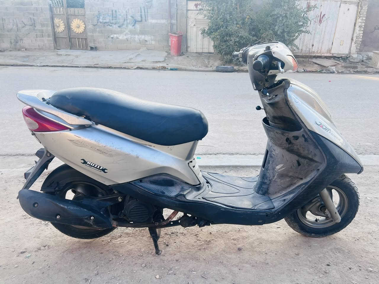 دراجه بريز  للبيع كامله مابيهه اي نقص محرك مكفول مامفتوح ناعم شلعه ومعدل  حلوه كهربائيات كلهه شغاله كيج بانزين كيج سرعه لايت عالي ناصي اشاير كلهه شغاله كفرات اصلي دبلات شغاله طسه ناعمه دراجه جديده وكلهه كامله السعر (550) مكاني بغداد مدينة الصدر (هاتف :***********)
