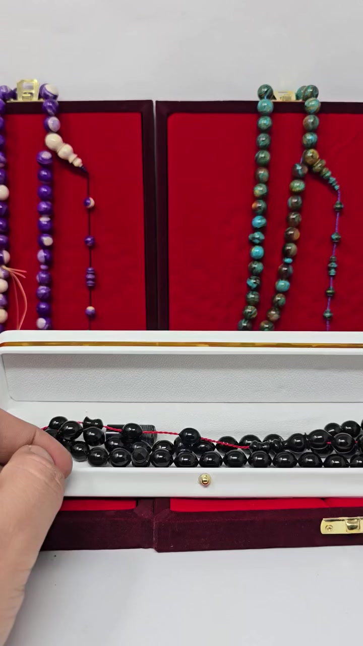 اللهم صل على محمد وال محمد
مسباح من السندلس الالماني الانتيك خراطة المبدع عطا الجاف
تمليكه وزن المسباح 49.9 غرام عدد الحبات 43 
13×10 مع خام من الكسار السعر 200 $
للتواصل واتساب ***********
