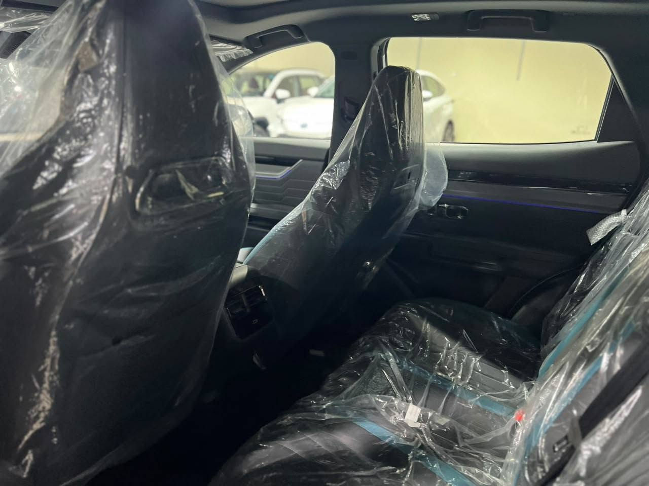 Soueast S06 DM  هجينة قابلة للشحن (Plug-in Hybrid) من S06 زيرو زيرو
السعر / 33 مليون و900 الف. 
 محرك بنزين مع محرك كهربائي وبطارية يمكن شحنها من الكهرباء.
المواصفات الرئيسية
المحرك البنزين: 1.5 لتر تيربو.
القوة الإجمالية للنظام: 355 حصان.
العزم: 530 نيوتن متر.
ناقل الحركة: DHT أوتوماتيكي مخصص للهايبرد.
الدفع: أمامي (FWD). �
البطارية والمدى الكهربائي
سعة البطارية: 19.43 كيلوواط ساعة.
المدى الكهربائي المعلن: حوالي 114 كم بالشحنة الواحدة 
استهلاك الوقود المعلن: 4.9 لتر/100 كم عند الاستخدام الهجين. 
شاشة وسطية كبيرة.
عدادات رقمية.
كاميرات 360 درجة.
أنظمة مساعدة السائق (ADAS).
مثبت سرعة متكيف.
فتحة سقف بانورامية 
المميزات
✅ قوة جيدة جداً (355 حصان).
✅ اقتصادية في استهلاك الوقود 
*********** 
*********** 
*********** 
*********** 
ادخل على اسم الشركة👇👇👇 
شركة الفرس الابيض لتجارة السيارات 
بغداد _ معارض البياع الشارع المميز مجاور معرض العامري
