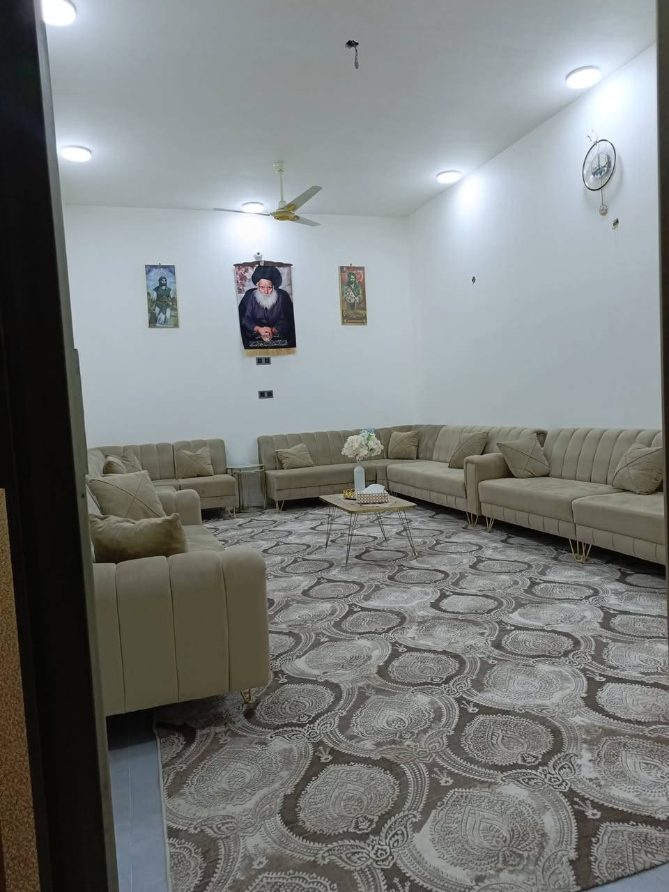 السلام عليكم 
بيت للبيع بحي الشهداء قرب ملعب عمو بابا مساحه 200 غرفتين /صاله/دوانيه /مطبخ حار وبارد/صحيات/السعر165وبي مجال/***********
