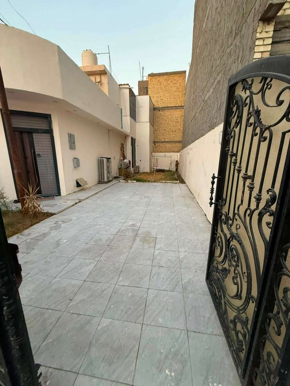 دار للبيع في الدورة البوعيثه 

المكان الدوره البوعيثه بمجمع الامل 

  مساحته ٢١٧.٥ متر الواجهه ١٥ والنزال ١٤. ونص  واكو تشجير ٣٠ متر   
البيناء  سنه ٢٠٢٥  غرفتين كل غرفه بيها حمام و صاله جبير ومنور  ومطبخ خارجي وحديقتين وكراج  والطابق الاول بيناء ساندويك غرفه ١ جبيره جدا    مابيها حمام الخدمات ماء كهرباء ممتازه  وانترنت

مهم الاثاث ليس للبيع 

سند 25 !!السعر !! :  300 مليون دينار 

للتواصل 
***********
