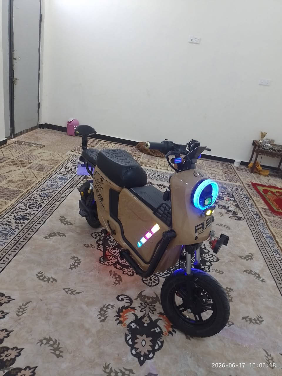 السلام عليكم اخوان 
... دراجه شحن نوع R9 للبيع 
بيها نقص بطاريه وحده فقط دراجه مابيها اي عطل شغاله هورن جديد ونشرات جوه شاصي مرتبه استخدام 6 اشهر السعر 375 وبيها مجال البصره الزبير ***********
واتساب فقط
