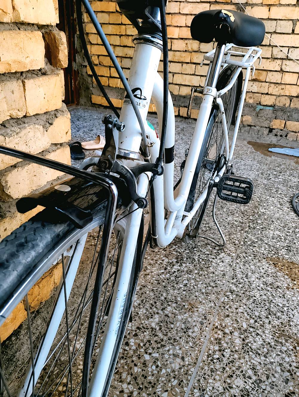 باسكل كروزر (City Cruiser Bicycle حجم 27 كلشي بي شغال بركات كير حساس لون ابيض مميز جاملغات لون اسود السعر 75 مكان بغداد الامين الثانية شارع 15