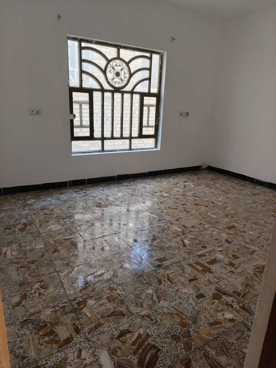 سلام عليكم 
بيت للبيع مساحه ٢٤٠ 
غرفتين وصاله واستقبال ومطبخ وصحيات داخليه وصحيات خارجيه ومَنور داخل الصاله 
عنوان :خلف جامع الدغارة قرب الشط ( بستان ال مهاوش) 
للأستفسار والسعر الاتصال بالرقم 
‏‪***********‬‏
