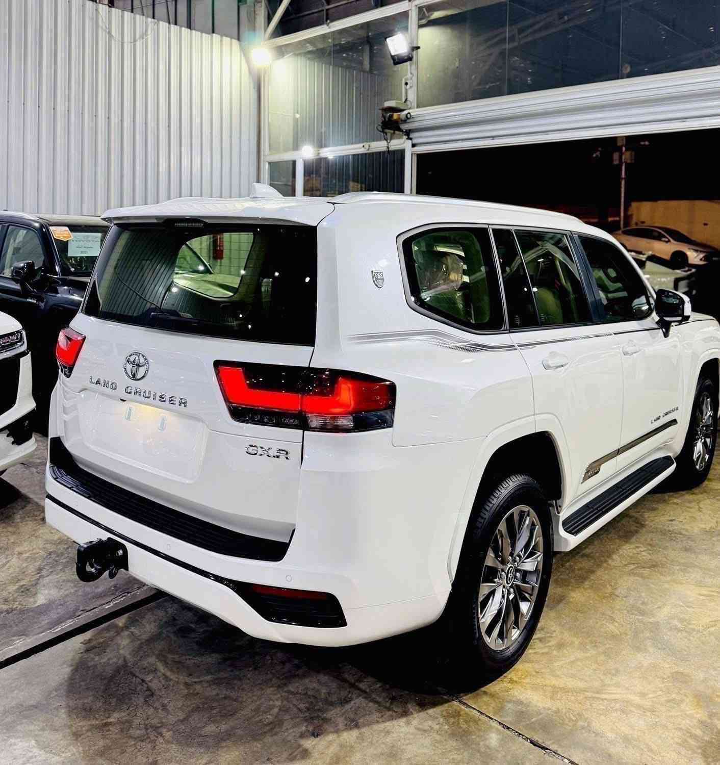 ╔═🔥♥️ مجموعة الملك لتجارة السيارات ♥️🔥══╗
🔥 العروض الأسعار نار… والأسعار راح تكون VIP لزبائنّا المميزين 🔥

☪️🌙 عروض شهر رمضان المبارك 🌙☪️

━━━━━━━━━━━━━━━━━━
🆕🚗 تويوتا لاندكروزر 2025 — الاصدار الجديد 🆕

✅الإصدار الأحدث فل مواصفات 1/1 وبأعلى تجهيز
✨ رادارات أمامية وخلفية
✨ 5 كامرات 360 درجة
✨ شاشات كبيرة بالنظام الجديد
✨ أنظمة ألامان TSS المتطورة
✨ داخل جلد فخم + كراسي المقاعد تبريد 
✨ تشغيل بصمة + تشغيل عن بعد + فتحة سقف

━━━━━━━━━━━━━━━━━━
📌 الفئات المتوفرة  🔥♥️ادللكم دلال حبايبنا الكرام 🔥

1️⃣تويوتا لاندكروز VXR .HEV هايبرد لون اسود فل 1/1
2️⃣ تويوتا لاندكروز GXR LlMTED Black Edition 
3️⃣ تويوتا لاندكروز GXR T.SS (ام الرادارات والكامرات )
4️⃣تويوتا لاندكروز VX LlMTED TSS 6 رادارت 6 كامرات
5️⃣تويوتا لاندكروز VX LlMTED TSS BLACK Edition 

━━━━━━━━━━━━━━━━━━
✅ ضمان ساس 4 سنوات أو 80,000 كم
🎁🧧16 تبديلة دهن مجانية و 16 فلتر مجاني 
💐 السعر شامل اللوحات المرورية — رقم بغداد
⛔️ البيع كاش فقط

━━━━━━━━━━━━━━━━━━
📍 العنوان: بغداد – الكريعات – نهاية شارع المعارض

📱 للاستفسار والحجز:

☎️  0772 821 1475

☎️***********  

🔥 مجموعة الملك… عنوان الفخامة والثقة والأسعار النارية 🔥
═════
