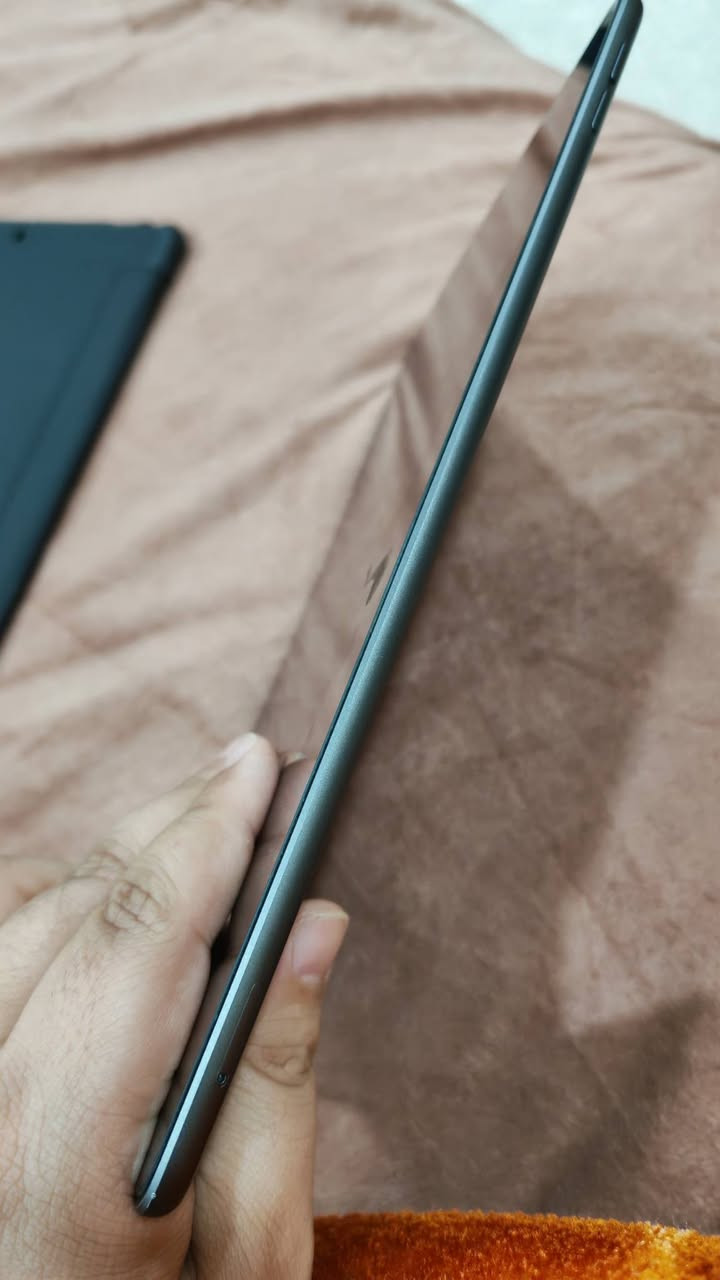 السلام عليكم ايباد اير 3 للبيع بطارية 89 يدعم ببجي 60 فريم الذاكرة 64   *********** ويا كفر ولاصق شاشة وقلم
