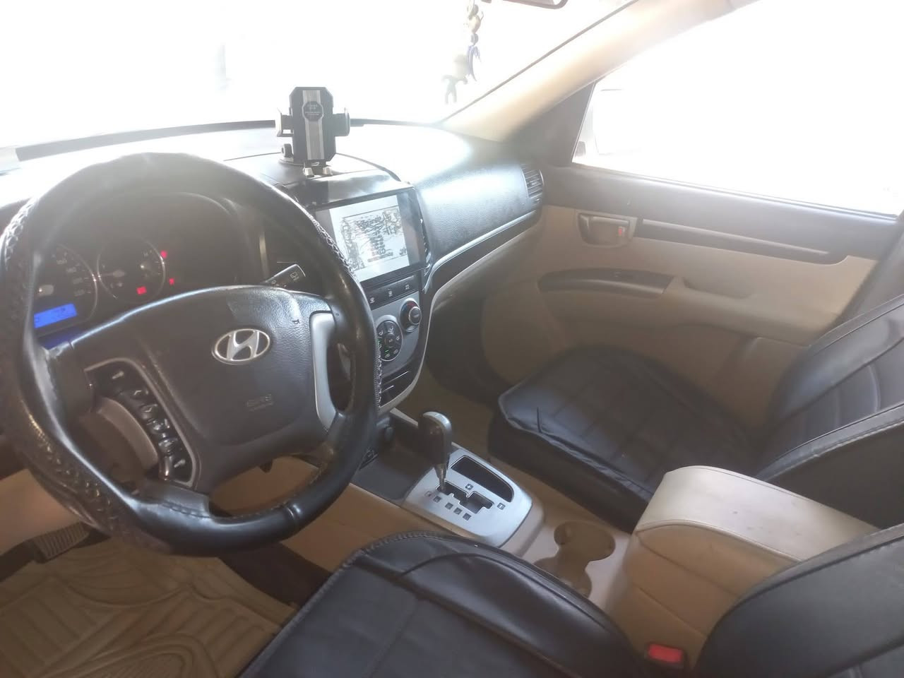 سلام عليكم من رخص ادمن  سياره سنتافيه خليجي شركه عامه 2012 للبيع رقم بغداد انكليزي باسمي  مشروع وطني سياره كفاله من صبغ وتبديل   سونار موجود بل منشور سياره جديده وجاهزه من كلشي مواصفات خليجي بدون فتحه  فورويل 6 سلندر مكاني بغداد المدائن سعر (١٥٥) ***********
