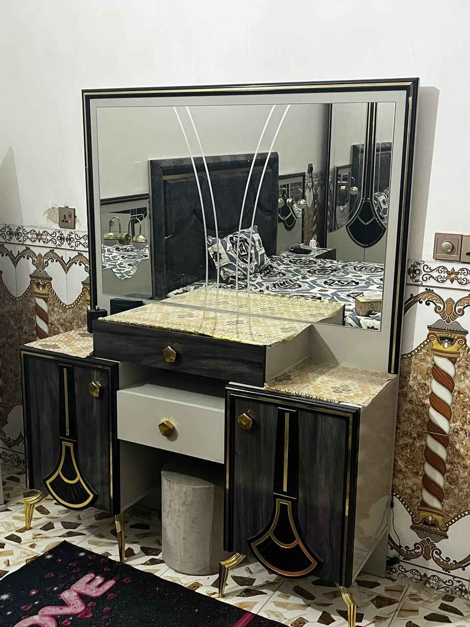 سلام عليكم متوفر غرفه تركيه نضيفه حيل مستعمله قليل بعدها جديده تكون من 6قطع
السعر/600الف وبيها مجال 
الاستفسار واتساب /***********
