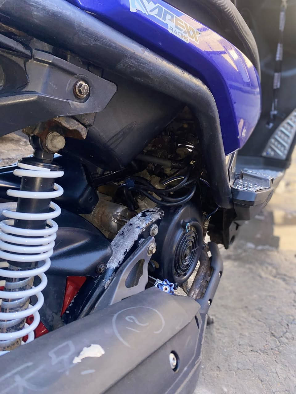 السلام عليكم دراجه جبلي الدراجه محركها خير من الله شلعه و معدل الدراجه نكره سلف بكل وقت كيج سرعه كيج بانزين كله شغال عالي ناصي أشاير بك لايت كلها شغاله الدراجه نقصها بس سواده مال هندر و سبايدر الدراجه بيها ستيرن رياضي و دشبول رياضي السعر 800 وبيها مجال حك الجيه المكان الغزاليه شارع المركز الرقم ***********
