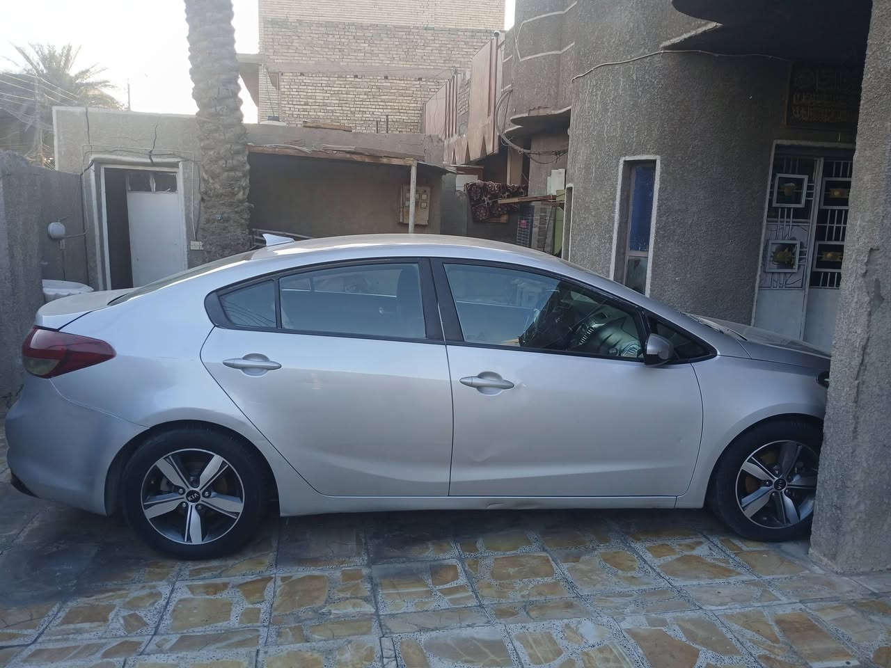 لبيع كيا فورتي موديل 2018 وراد امريكي حادث خلفي والسياره بيها سونر السعر 11.5 مكلف بلنشر رقم صاحب السياره ***********
