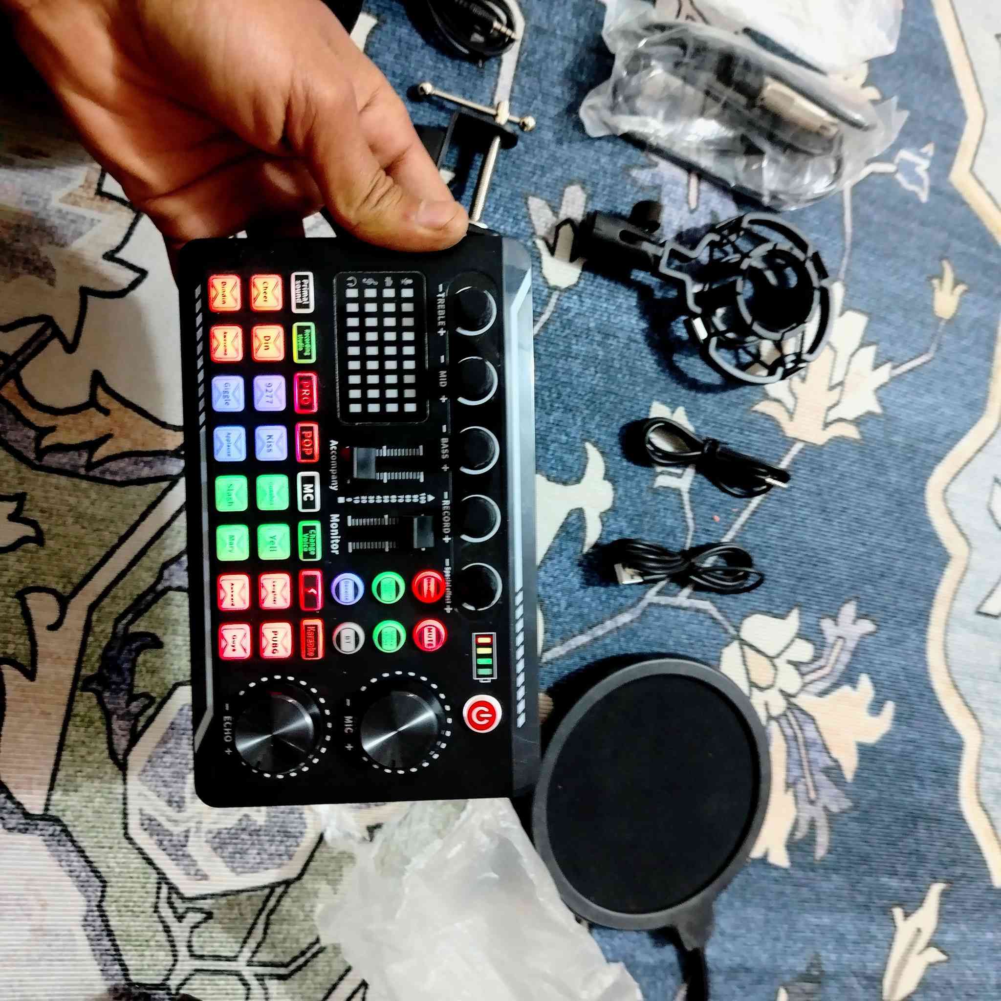 للبيع: بكج تسجيل احترافي كامل (مايك + كارت صوت) 🎤✨
لكل شخص يحب يبدأ يوتيوب، كيمينك (Gaming)، أو بودكاست، هذا العرض إلك!

​المواصفات المختصرة:

​مايكروفون Condenser: يعطيك صوت نقي واحترافي.

​كارت صوت V8: للتحكم بالصدى والمؤثرات الصوتية الممتعة مباشرة.

​كامل الملحقات: يجي وياه الفلتر، الستاند، وكامل الوايرات والكتالوج.

​الحالة: نظافة ممتازة مع الكرتونة (مثل الجديد)

​للبيع: مايكروفون لاسلكي احترافي (AL GHADIR) 🎤
​لأصحاب القاعات، المناسبات، أو المحاضرات.. متوفر مايك لاسلكي بنظافة ممتازة.
​المميزات:
​الماركة: AL GHADIR الغنية عن التعريف بالجودة.
​النوع: لاسلكي (Wireless) بمدى يصل لـ 50 متر.
​الصوت: صافي جداً ومثالي للأماكن المفتوحة والمغلقة.
​الحالة: كامل الملحقات مع الكرتونة (نظيف جداً مثل الجديد).

للبيع: رينج لايت (Ring Light) مع حامل موبايل مرن 💡📱
​مثالي للبث المباشر، التصوير، أو القراءة. يوفر إضاءة ممتازة وسهولة بالتحكم.
​المواصفات:
​إضاءة LED: دائرية تعطي إضاءة ناعمة للوجه.
​حامل موبايل: ذراع مرن يتحرك بكل الاتجاهات ليناسب زاوية تصويرك.
​قاعدة تثبيت (Clip): قوية جداً تقدر تثبتها على حافة الميز أو السرير بسهولة.
​التحكم: سلك يحتوي على أزرار لتشغيل الإضاءة والتحكم بقوتها.
​التشغيل: يعمل عن طريق منفذ USB (شاحنة موبايل، لابتوب، أو باور بانك).
​الحالة: نظيف جداً وشغال 100%.

للبيع: خلفية خضراء (كرومة) احترافية للتصوير 🎬🟩
​لعشاق صناعة المحتوى، اليوتيوب، وعزل الخلفية باحترافية.. متوفرة كرومة قماشية بجودة عالية.
​التفاصيل:
​القياس: طول 3 أمتار × عرض مترين (قياس مثالي يغطي مساحة واسعة).
​الاستخدام: مثالية لعزل الخلفية في الفيديوهات، البث المباشر، وصور الفوتوغراف.
​الحالة: نظيفة جداً وخالية من العيوب

لطلب والاستفسار التواصل عبر الواتساب (***********) 
يوجد توصيل لكل محافظات العراق
ملاحضه / البيع يكون جميعهن ما ابيع مفرد

قيم بل يرضي الله وخذ

مكاني /النجف الاشرف
