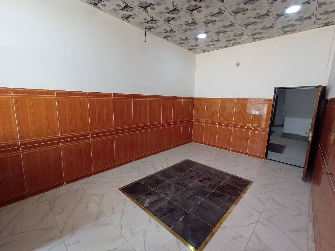 السلام عليكم 
بيت للبيع المساحه 150 م طابق واحد فقط متكون من هول ومطبخ وغرفة نوم كبيره 
للاستفسار الاتصال على الرقم التالي 
‏‪0 771 890 2506‬‏ مكلف بالنشر 
مكان البيت  ابو غريب بالحصوة قريب من شارع 30 بغداد, العراق
