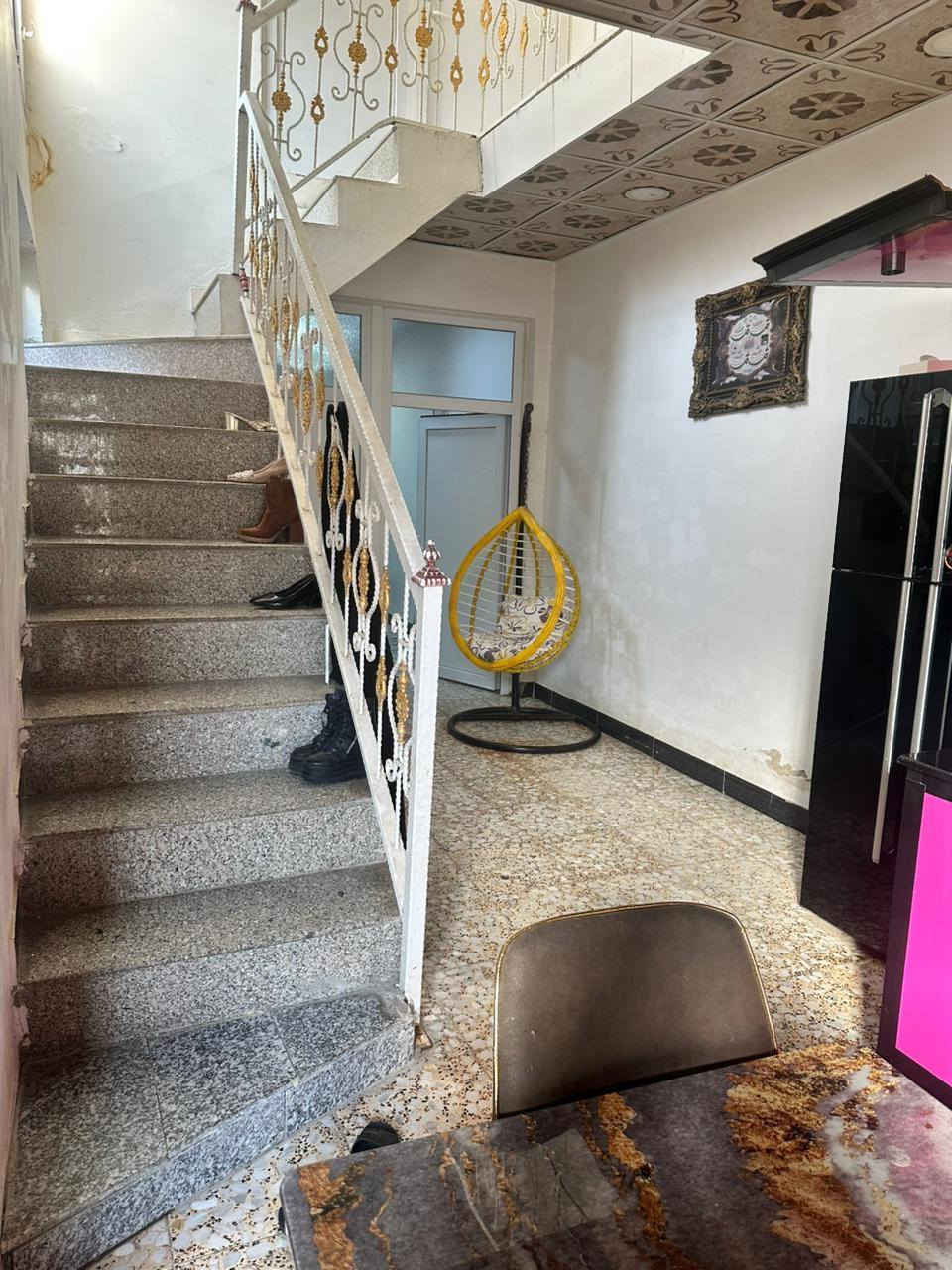 بيت بالمهندسين (الساهرون)  100 بناء 2019 طابقين صب الطابق الأرضي غرفه وصاله واستقبال وحمام داخلي وخارجي والطابق الثاني 3 غرف وحمام كلش نضيف واجهته بورسلين بيع مستعجل سعره 145
*********** النجف, العراق
