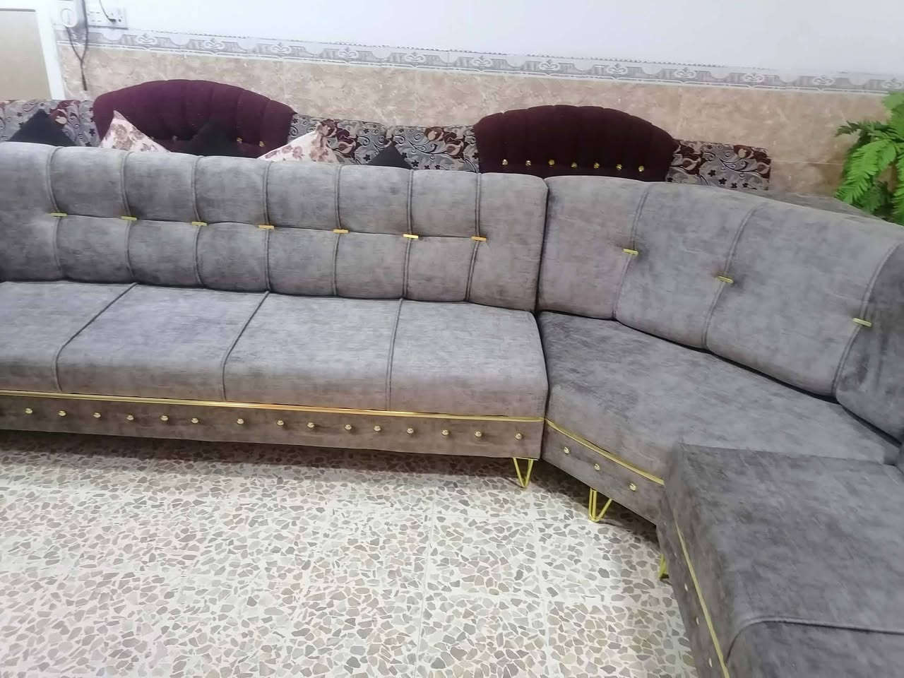 ديوان ١٢ متر خشب عراقي ثقيل دوشمة جديدة غير مستعملة شرط الخشب والاسفنج والقماش حتى التطبيقية خشب السعر٦٢٥ الف للإستفسار الاتصال على الرقم *********** و*********** موصل الحدباء
