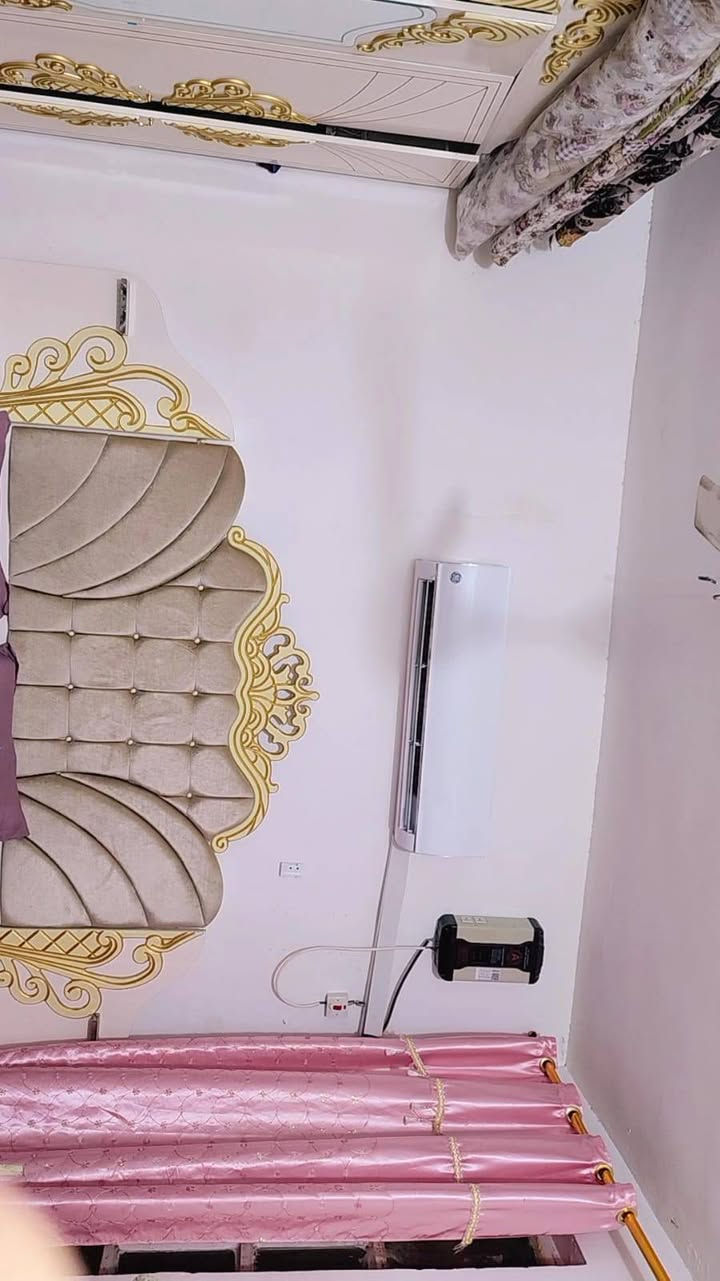 السلام عليكم دار للبيع حسينية الراشدية منطقة المخابرات طابق ونص مساحه 100 متر واجه 5 نزال 20 يتكون الدار من طرمه واسعه استقبال ممر جانبي بالوجه يعني مدخلين لل بيت حوالي + منور داخلي غرفه نوم كبيرة
طابق الثاني يتكون من غرفة نوم وحولي صحيات 1 
صحيات في طابق الارضي 2
ملاحظة اني صاحب البيت باسمي ثاني يوم افتحلك بيان 
سعر 90
بي مجال 
البيت فارغ 
البيتت فارغ 
*********** بي وات ساب
