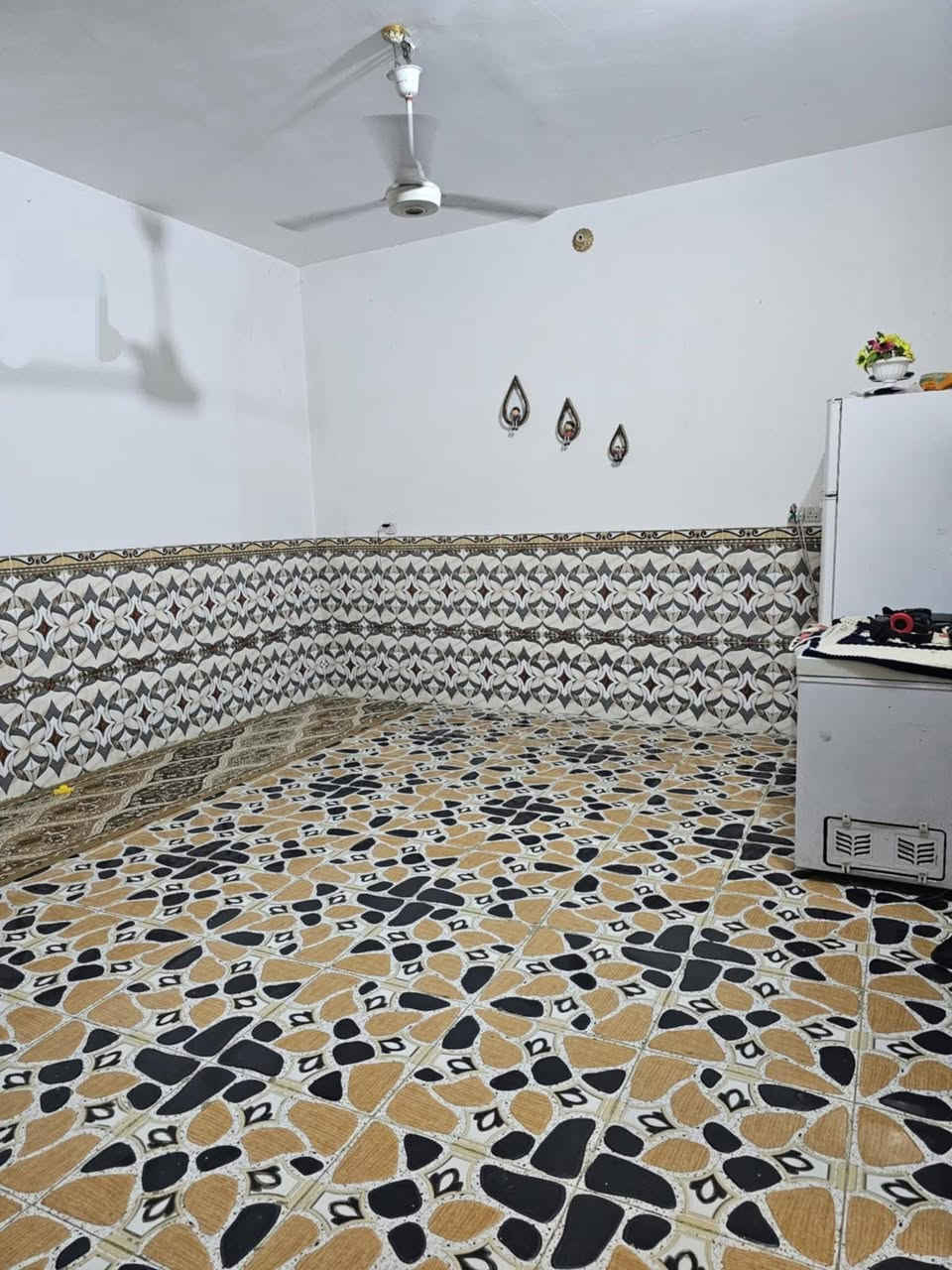 بيت للبيع مساحه 130
بناء 2024.مرتب . عكادة. 
القاط الاول غرفة وصاله ومطبخ مفتوح وديوانية وصحيات خارجية. والطابق الثانية صاله مفتوحه. العنوان. العوفية قرب افران ابو اثير. للاتصال ***********
