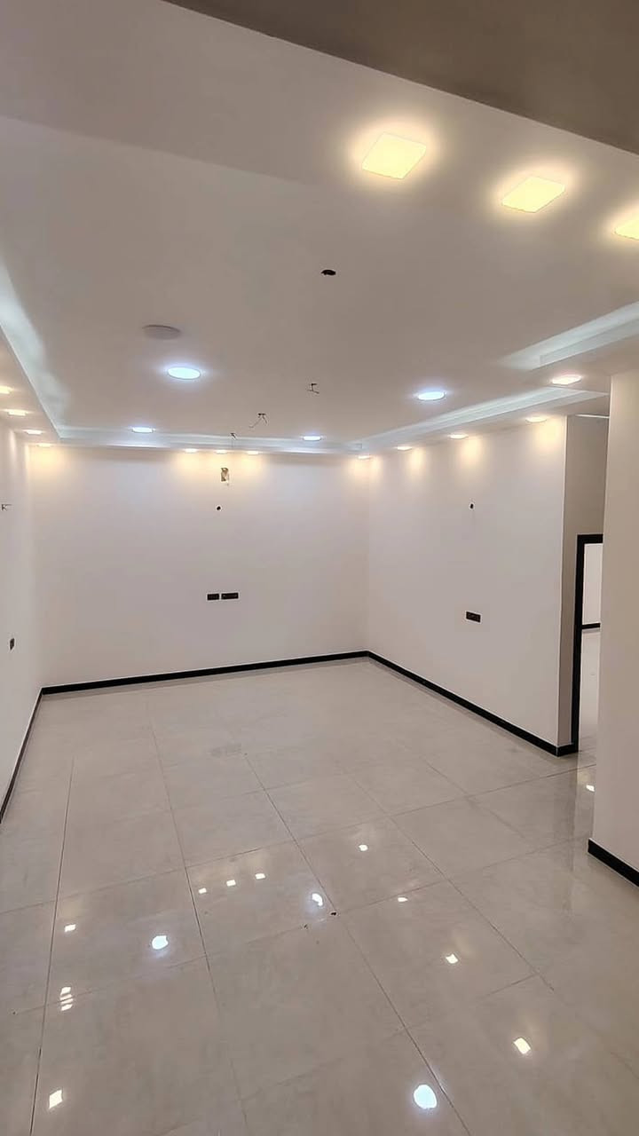 مميزات هذا البيت تختلف ☺️🏠
#المساحة :: 250م / شارع تبليط 10م
يحتوي على #ثلاث_غرف_منام
ملك صرف زراعي عراقي نموذج 25
تقابل صاحب الأرض مباشرتاً .
#الموقع :: البصرة - ابي الخصيب - السبيليات الغربية
مقابل الطابو صرف قرب طريق الوسطي .
#يمتاز_بخارطة_تحت_اشراف_هندسي_متميز .
للبيت مدخلين :: #مدخل كلدور 🚪 # مدخل مطبخ 🚪
▪️نضام سقف شغل البيت #جبس_بورد 
▪️نضام شغل جدران المطبخ والصحيات #بورسلاين 
▪️نضام شغل الدرج #مرمر_ثقيل .
#يحتوي :: كراج واسع - صحيات ضيوف خارجية مشترك
كلدور - استقبال - مطبخ - صالة واسعة منعزلة - درج 
موزع - مناور عدد 2 - صحيات داخلية مشترك 
ثلاث (3) غرف منام .
#الخدمات_الخاصة :: مغاسل - خلاطات - خزانات ماء 
#الخدمات_العامة :: ماء - كهرباء - شارع تبليط 10م
مؤسسات حكومية وأهلية - منطقة سكنية بالكامل .
كل هاي التفاصيل خليها بظهرك وتعال شوف .
#السعر_المطلوب :: 140 مليون قابل للتفاوض .
#للأستفسار :: اتصال / واتساب :: ***********سجاد لعويني
@@@@
