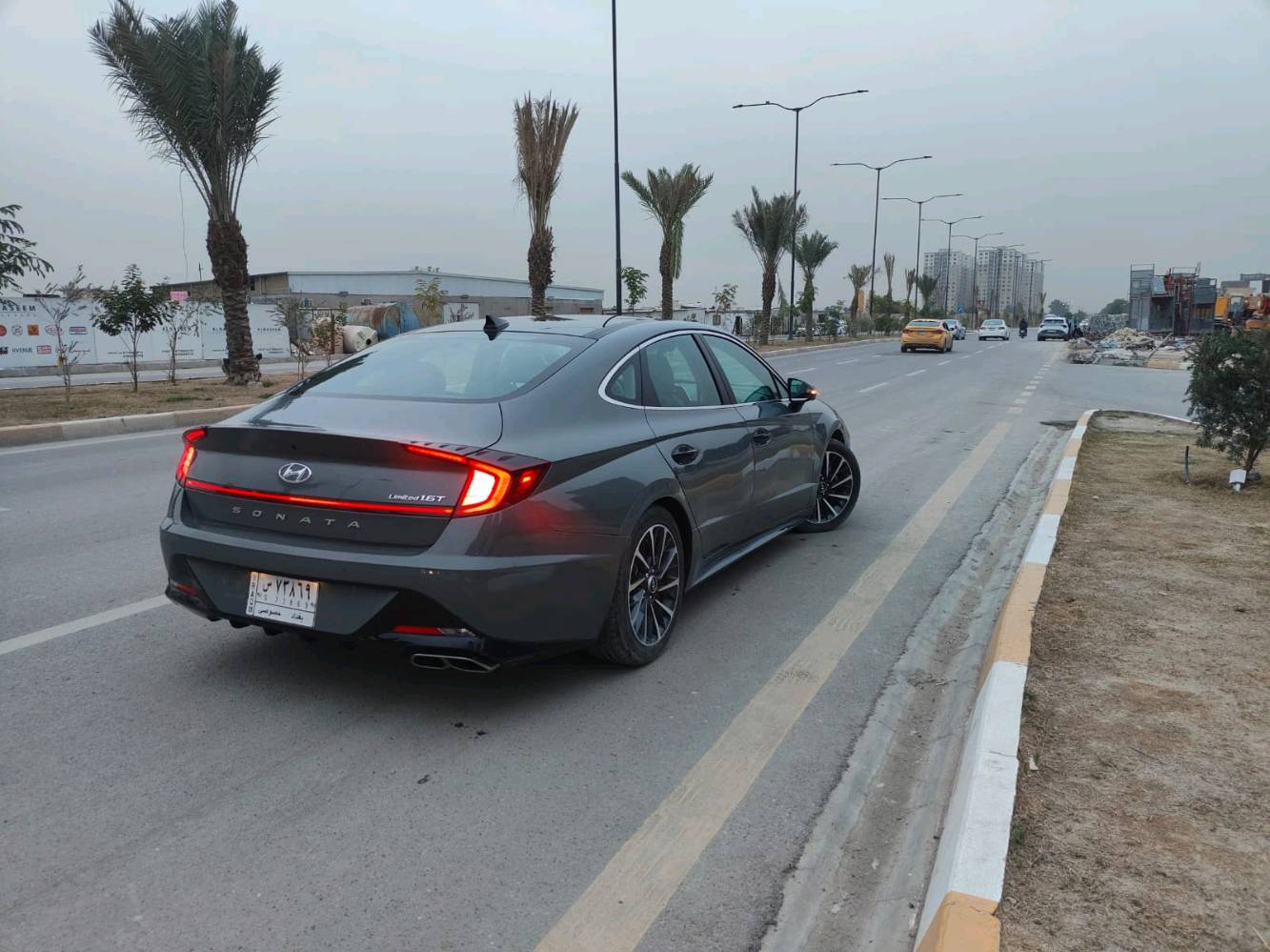 الحلوه للبيع او مراوس بيكم امريكي وفرق انطي بلمعقول 

ارخص سوناتا للمتد بهل ممشه ولون وبدون ايرباك لاتقارنه بل  SEL هاي لمتدد وحره مومعوقين

سوناتا 2022 لمتدد LIMITED اعله فئة Vib  ع ايدي اني استوردته من 22 
ماشيه 52 الف كيلو حقيقي
ضرره طخات بدون دواخل ولا ايرباك  وموجود سونار بلمنشور وصور الضرر لون سمنتي مميز 🩶
رقم بغداد حره بسمي 
خمس وضعيات قياده ✈️
موصفات مزوعه الاخير 
-----------
بصمات + داتاشو ع زجاج امامي + بانوراما + 5 كامرات + رادار جانبي امامي مانع تصادم + حساسات + شاحن لاسلكي + شفتات ستيرن + شاشه كبيره + كشنات جلد كهرباء + كير لمس + ركن وتحريك سياره بلبصمه. بعد بيه هواي موصفات 

سياره بدون اي نقص جاهزه والحمدالله شرط تحويل مكاني بغداد حي الجهاد او العامريه 

سعر 160 ومجاله كلش بسيط والله يشهد صايره عليه فوك ال 225 لان ع ايدي الاستفسار اتصال ع الرقم *********** رائد او واتساب *********** عبدالعزيز