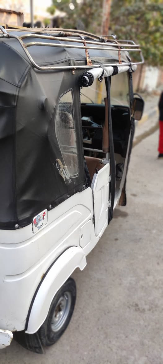 سلام عليكم ورحمة لله تكتك للبيع مو ديل ٢٢  معمره دواسات ولغود صبغ وصفاح بيها صبغ   اثر شخوط  مرقم بغداد بسمي تحويل ثاني يوم محرك مجفت شركه  سعر ٧٣٠٠     مكان الحسينيه 

***********
