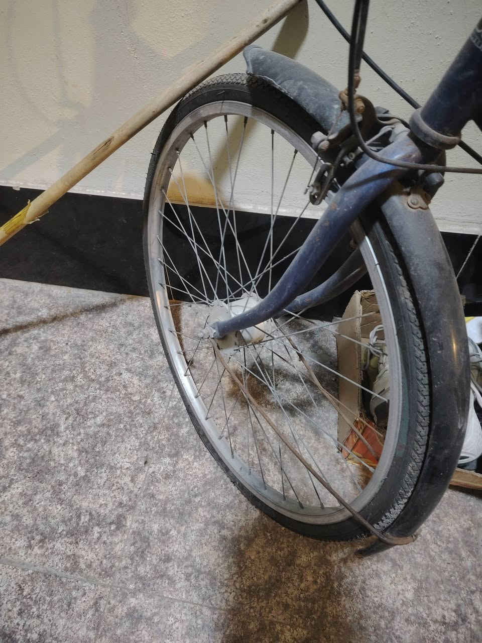 سلام عليكم بايسكلي للبيع متروك فتره حالته هذه سعره ٥٠ الف نهايته ٤٥ محتاجهن رقمي واتساب *********** مكاني قبله ليريده يراسلني
