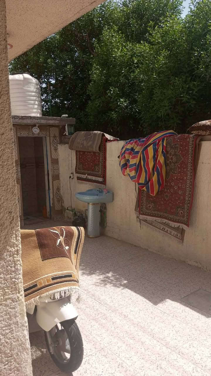 البيع ابيت في جسر ديالى اول فرع بشارع 70على يدك اليمنه ابيت نضيف البيت مساحه 150متر ابي 3قرف نوم حمامات ثنين 
***********📞
