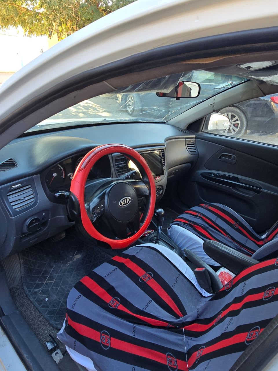 كيه ريو 2012 سياره صبغ عام لجماليه بدون ضربه سياره بيها  خيط بخار 67 وبيها مجال مكلف ب النشر الرجأء الاتصال ب برقم***********
