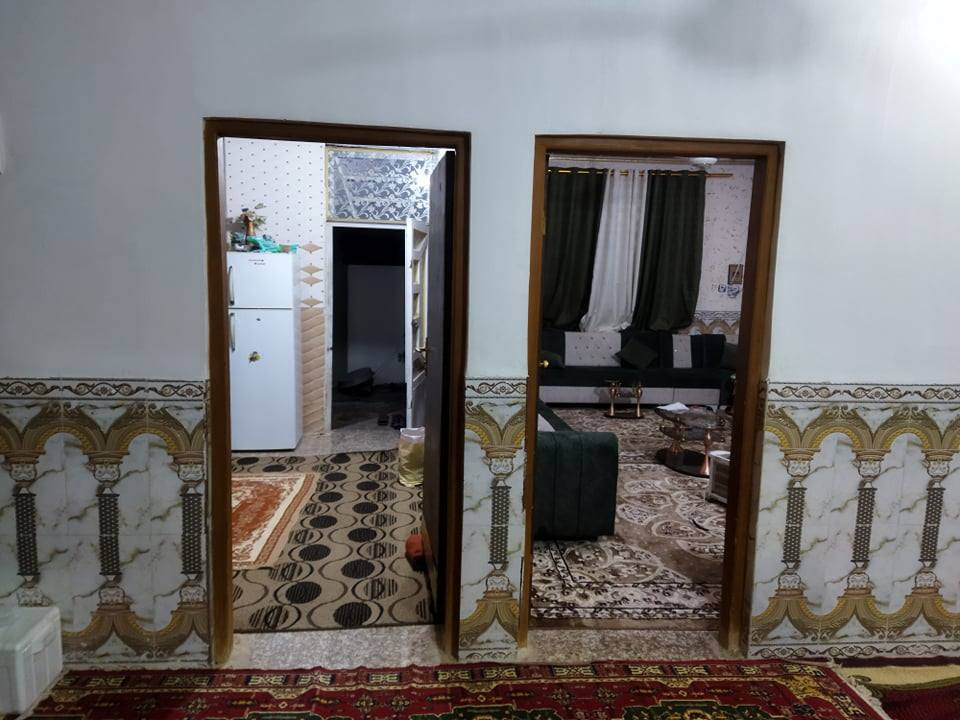 سلام عليكم بيت اللبيع 
المساحه 250  خريطه جديده +غرفتين +صاله +استقبال +مطبخ +گراج سياره قرب المستشفى الجديده حي البيادر   الا ستفسار على هاذا الرقم ***********
