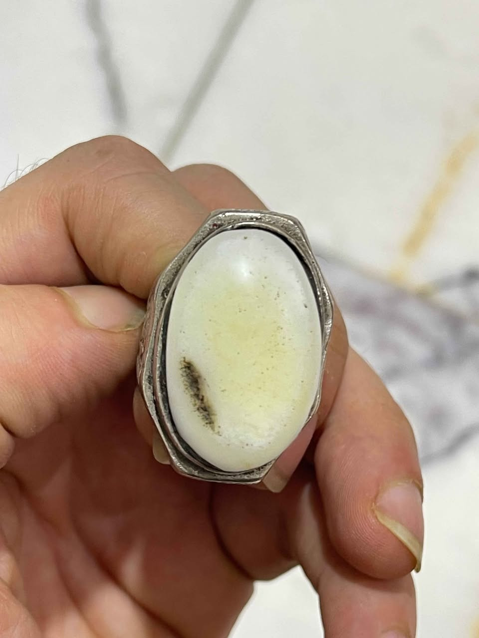 💍 محبس فضة إيرانية أصلي بتصميم تراثي أنيق
السعر 40 الف والتوصيل مجاني

 مرصع بحجر أبيض طبيعي بيضاوي يتميز بعروق طبيعية فريدة تضفي عليه طابعاً مميزاً لا يتكرر. صناعة متينة ونقوش جانبية جميلة تعكس فخامة وأناقة الخاتم، مناسب للاستخدام اليومي ولعشاق المحابس الكلاسيكية والتراثية.

✨ المواصفات:

فضة إيرانية.

حجر أبيض طبيعي بعروق مميزة.

تصميم رجالي فاخر.

نقش جانبي أنيق وتشطيب متقن.

قطعة مميزة تناسب الاقتناء أو الإهداء. بغداد, العراق


**إذا كنت صاحب هذا الإعلان وتريد حذفه لأي سبب، رجاءا أرسل رسالة إلى الدعم الفني**