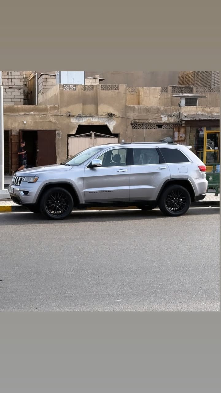 2021 جيب كراند شيروكي)بلاك  توب)
- ﻿ماشية 66 
- ﻿بصمة و بصمة ابواب
- ﻿دفع رباعي 4*4
- ﻿تشغيل عن بعد
- ﻿اوتو هولد
- ﻿رادار امامي تحديد مسار
- ﻿فتحة سقف
- ﻿رادار خلفي
- ﻿رادار جانبي
- ﻿نقاط عمياء
- ﻿﻿حساسات خلفي
- ﻿اوتو ستوب
- ﻿﻿كشنات جلد وشامواه
(Apple car play +Usp+Aux) شاشة كبيرة و-
- ﻿نظام GPS (بوصله)
- ﻿كامرة خلفية
- ﻿﻿تبريد قطعتين + تبريد منفصل شاشة
- ﻿﻿وبيها بعد مواصفات
الضرر :-
موضح بالصوره خفيف كلش خسفه بالجاملق 
بس بدبي صابغين الجاملق الأمامي ولباب بدون فتح بدون ايرباك  
بيع أو مراوس وشرط الفحص عندي موجود الشراي يراسلني وانساب ودزه  السعر جدآ مناسب خاص 
اي استفسار اتصال
***********☎️
