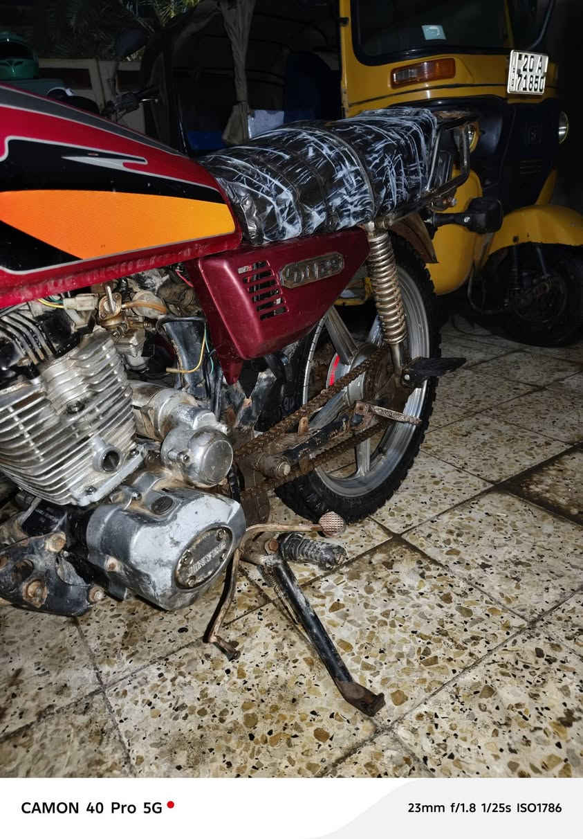 السلام عليكم دراجه سيفان موديل 18 الدراجه نقصهة فقط شخاطه سلف الدراجه شغاله كامله السعر 300وبيهة مجال  العنوان بعقوبه المفرق *********** وتساب هم موجود
