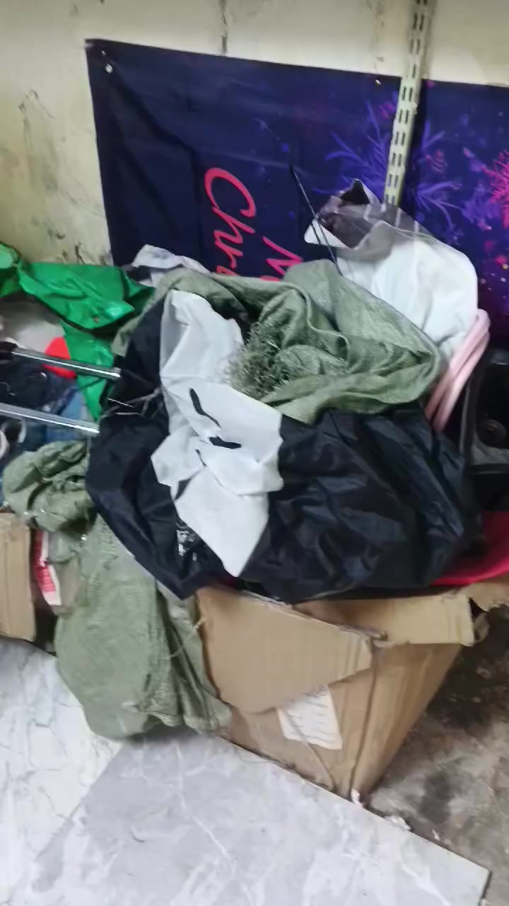 شلعه بيه ملابس جنط احذية اكتروني بس اني ابيع ربش لان لربش شويه هواي ليش يصير مخاجل ويه المشتري الي تفيدها لشلعه يدخل خاص وبل خدمه نتفاهم والصورة 
***********
