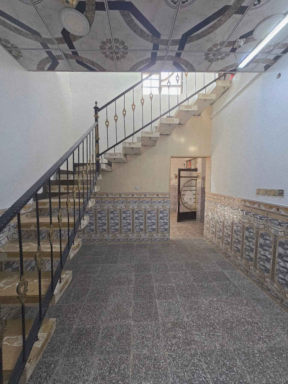 ١٠٠متر أساس كونكريت بناء بلوك عكاده  تشاريف طابوك  يحتوي على غرفه نوم صاله مطبخ صحيات استقبال  عنوان الدار النجف الأشرف كوفه شارع المعمل خلف مدارس السفير الاهليه قرب صوره الوائلي.  سعر العقار ٤٥مليون 
عنوان المكتب الكوفة شارع المعمل قرب شارع المطار القديم مجاور صيدليه بلال مقابل صيدليه زحل جوار شارع سيد حبيب 
***********
***********
