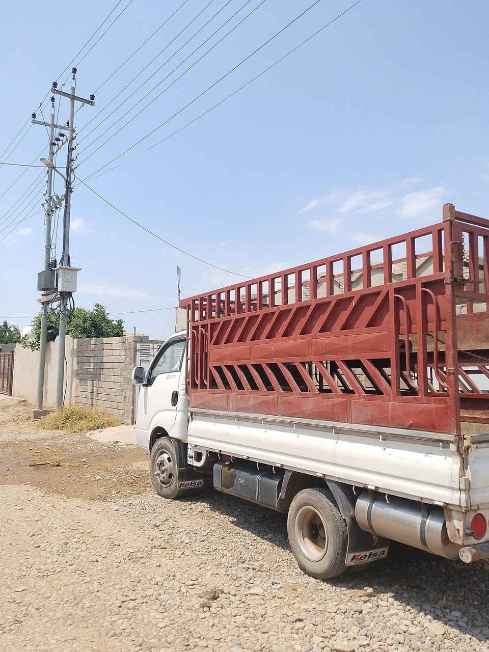 السلام عليكم 
للبيع كيا حمل تك قمار 4000 
رقم نينوى سنويه جديد شرط كير محرك شاصي كلو مكفوله تانكي كاز 120 لتر تايرات محور 14 جديد مكان سياره موصل 
***********
***********
