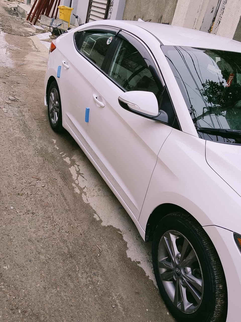 السلام عليكم النتره 18 كندي صوره الحادث واضح بسمي رقم ديالى سياره خير من الله 
كير AT  محرك دوش 2000
كير 3 نضامات تدفه بلكشنات بلستيرن 
مانع نزلق باقي تفاصيل هذه رقمي *********** سياره مال بيت لا تكسي ولا مشتغله بشارع
