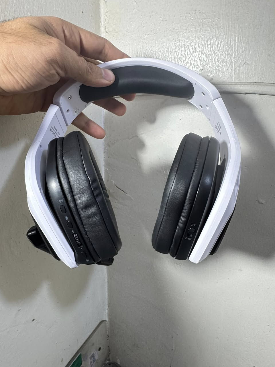 سماعه رأسWT5 على بلي فور وفايف و pc
موصفات سماعه +وترهم لل موبايل وحاسبات

لاسلكي 2.4 GHz + بلوتوث + سلكي 3.5 مم

📢 يعطيك حرية استخدام على PS/PC/هواتف بدون أسلاك كثيرة.

🔊 الصوت:

سماعات 50 mm + صوت محيطي افتراضي 7.1 → صوت قوي وواضح للألعاب.

🎤 الميكروفون:

يوجد مع عزل للضوضاء.

🔋 البطارية:

تشغيل لفترة طويلة (~30-40 ساعة)

رقم تواصل

***********

سعر 55
