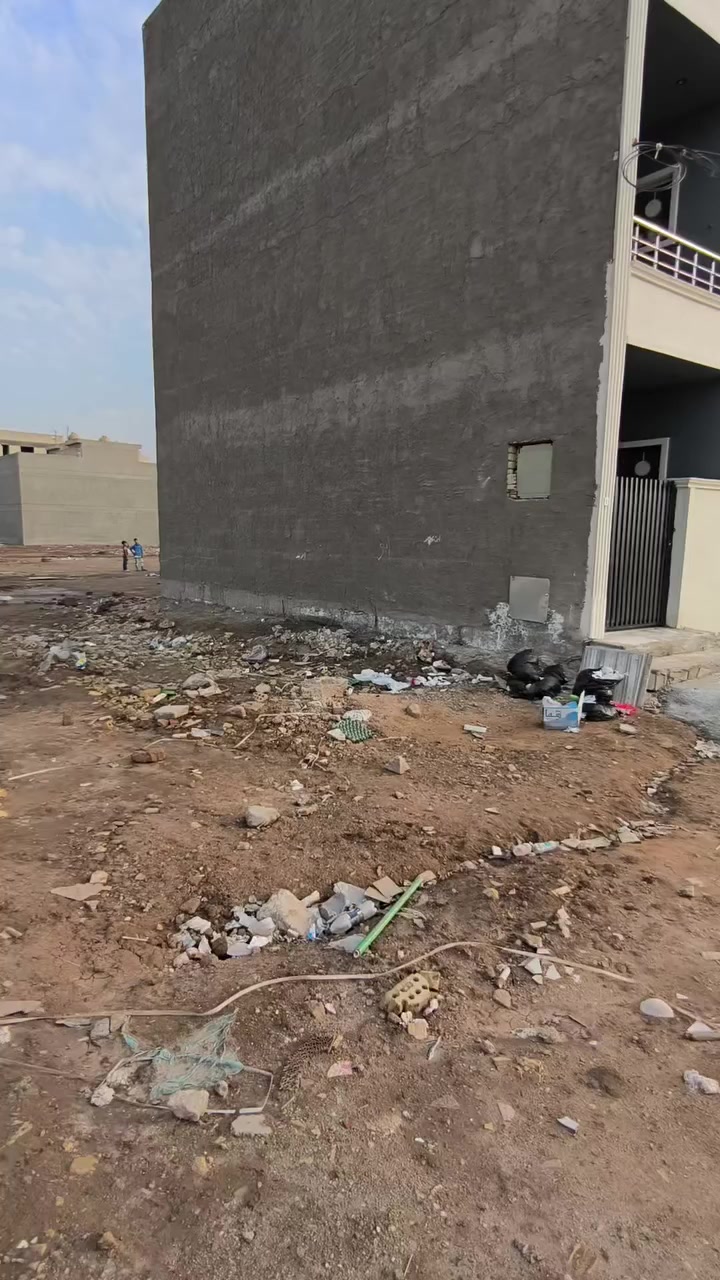 السلام عليكم قطعة ارض ركن  طابو صرف في منطقة كراره المساحه 62م  الواجه 6.5  النزال. 9.6 خدمات ماء موجود كهرباء تسحب جذيله  كامله بيها اجازة البناء مع البيوت البصفك  السعر 95 مليون وبيها مجال للاستفسار ***********
