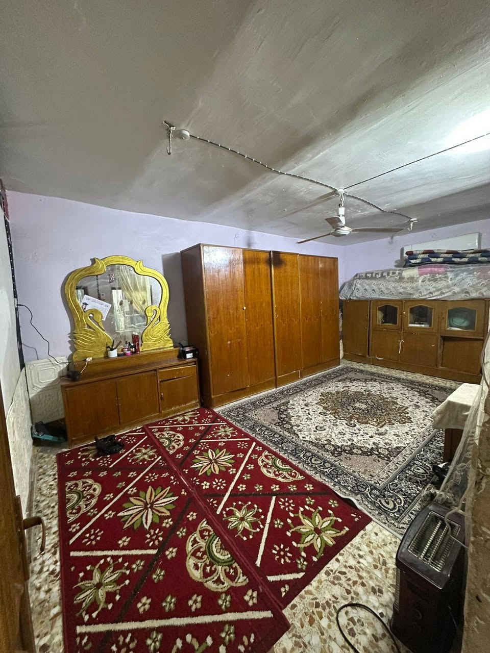 دار للبيع 100مربع حي الوحده الاولى قريب على شارع الزهور بناء وسط طابق واحد بي غرفه وبراني وصاله وصحيات داخليه و خارجيه ومطبخ للتواصل ***********
