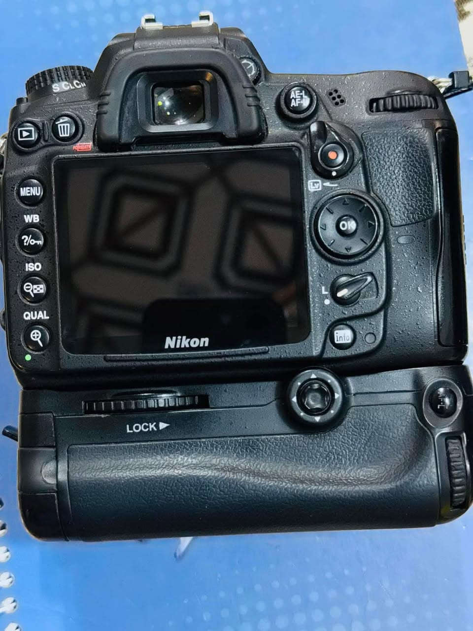 كامرة نيكون D7000مع زوم رياضي للبيع 
***********
