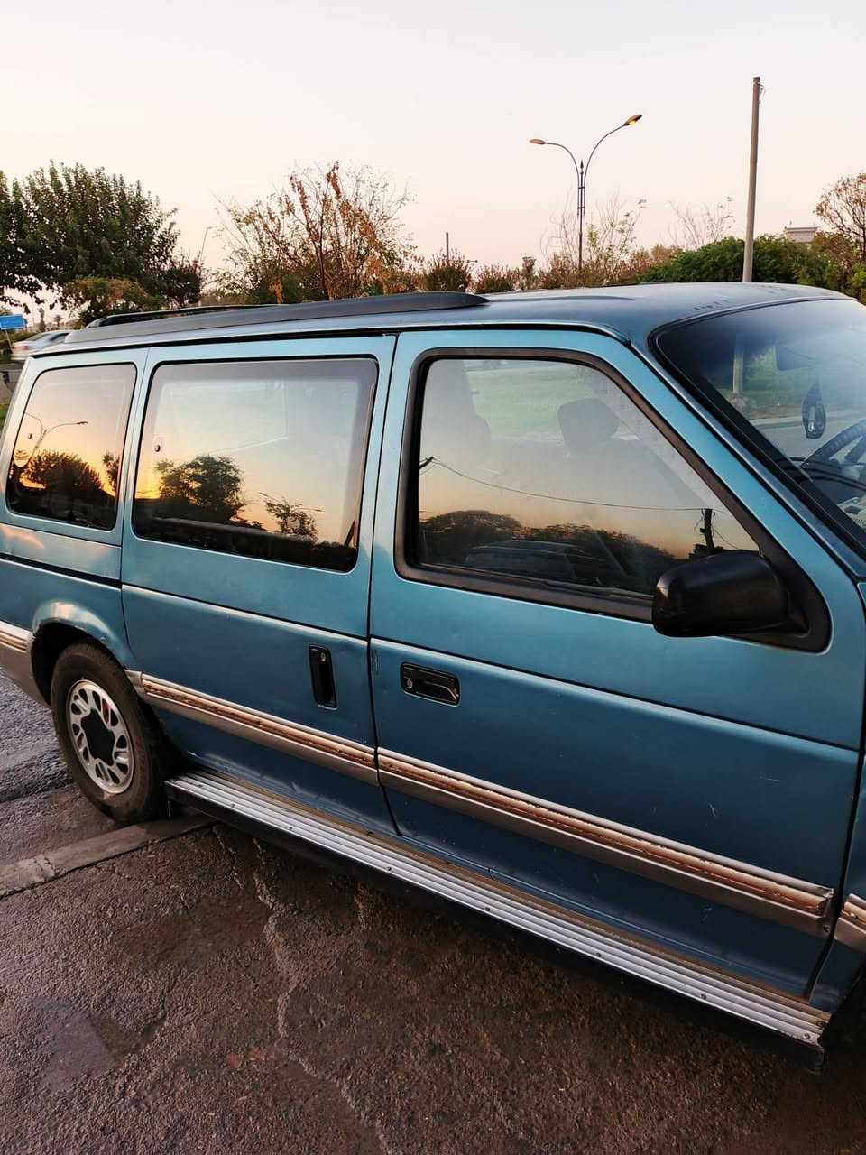 السلام عليكم 
دوج كلايزر 1992 الحديث
- شاصي قصير 
- 7 راكب
- محرك 3300 بلادي نظيف جداً ، كير تعليگ 
- جوم امامية + خلفية كهربائية
- رقم جديد انكليزي (بأسمي)
♦️ السعر 35 ورقة ♦️
السيارة نظيفه وجهازة مكانها : صلاح الدين / تكريت 
للأستفسار اكثر : ***********
