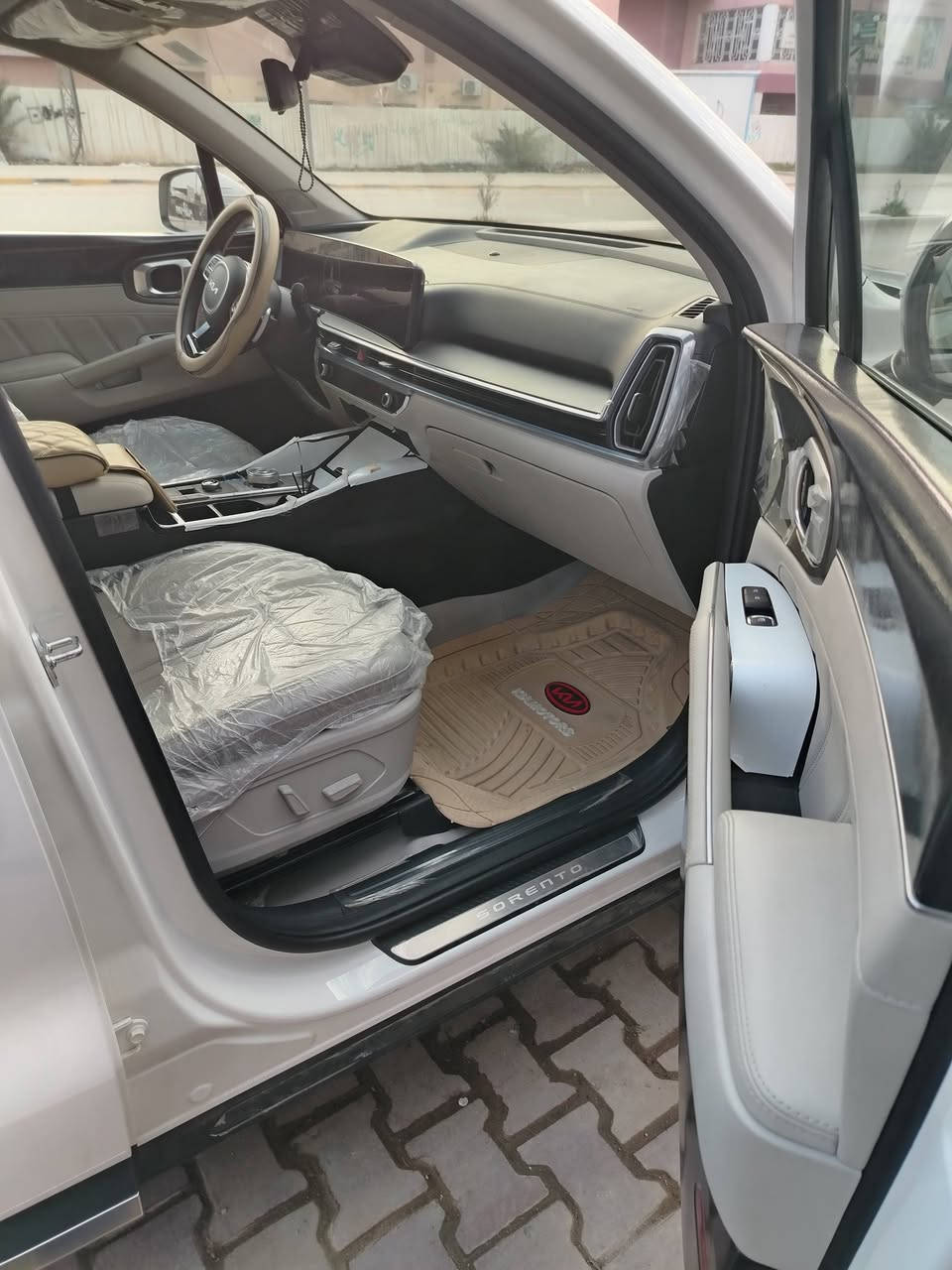 السلام عليكم
كيا سورنتو 2025
ضمان 5سنوات ( 6938 الف km
مواصفات السياره 
رقم بغداد 
مكينه السياره V6
مقاعد كهرباء
مقاعد جلد 
ثلاث قطع تبريد
سبعة راكب
گير ماوس ثمن سرعات 
شفتات ستيرن 
اربعة وضعيات قيادة 
هاند بريك بصمة 
نظام منحدرات 
دبل كاميرا 
شاشة متصلة داعمه (ابل كار بلي)
الشاحن وايرلست 
اناره محيطية داخلية متغيرة 
لايتات LED نهاري
لايت كشاف ضبابي 
بگ لايت LED 
تشغيل عن بعد
بصمه ابواب
جنطة كهرباء 
نظام ترحيب عند اقتراب البصمة 
باقي مواصفات السورنتو معروفة. 

 السيارة كفالة عامه )

مكان السياره نجف مشخاب 
رقم الهاتف ***********
